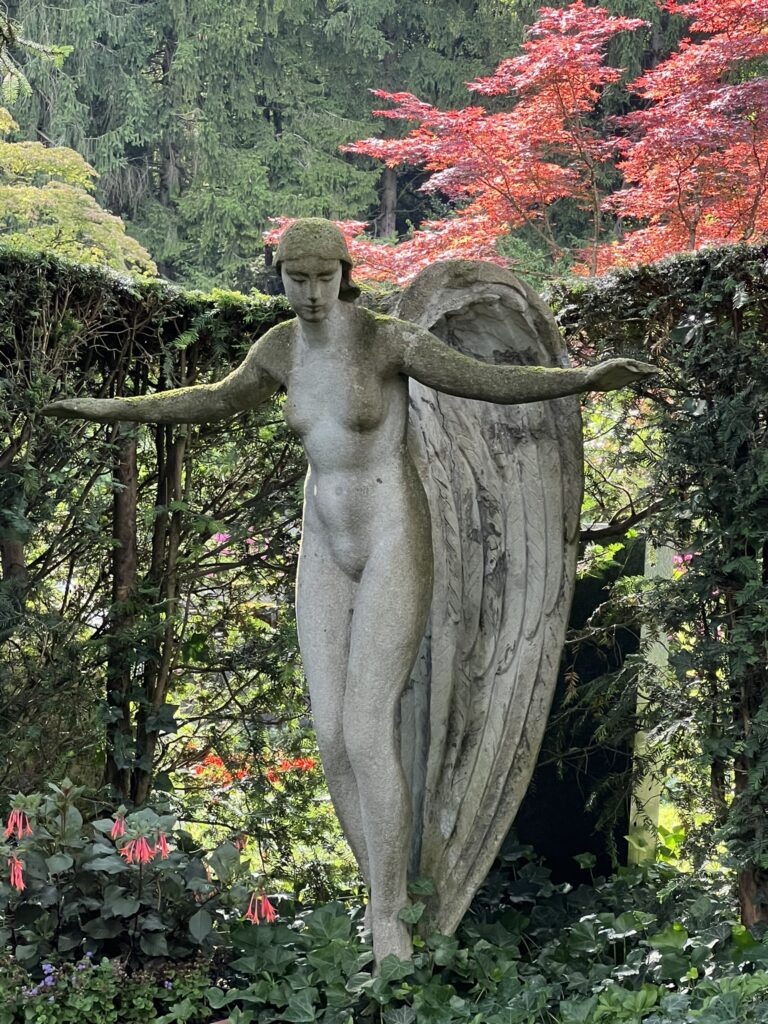 Patti Smith besucht während ihrer Europe-Tour 2025 in Zurich das Grab von James Joyce in Fluntern – Sprachvirtuose, Wanderer, Weltliterat.