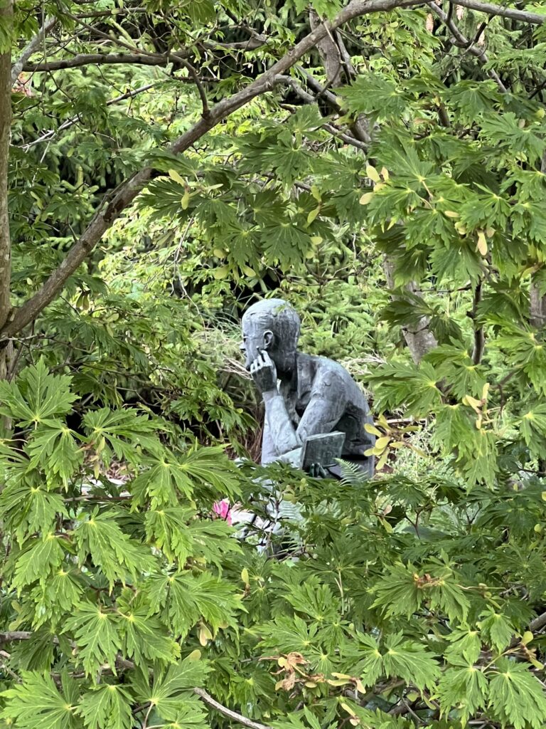 Patti Smith besucht während ihrer Europe-Tour 2025 in Zurich das Grab von James Joyce in Fluntern – Sprachvirtuose, Wanderer, Weltliterat.