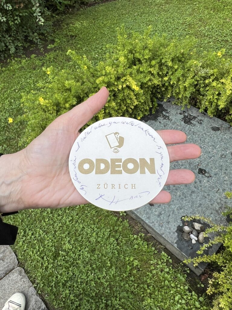 Patti Smith besucht während ihrer Europe-Tour 2025 in Zurich das Grab von James Joyce in Fluntern – Sprachvirtuose, Wanderer, Weltliterat.