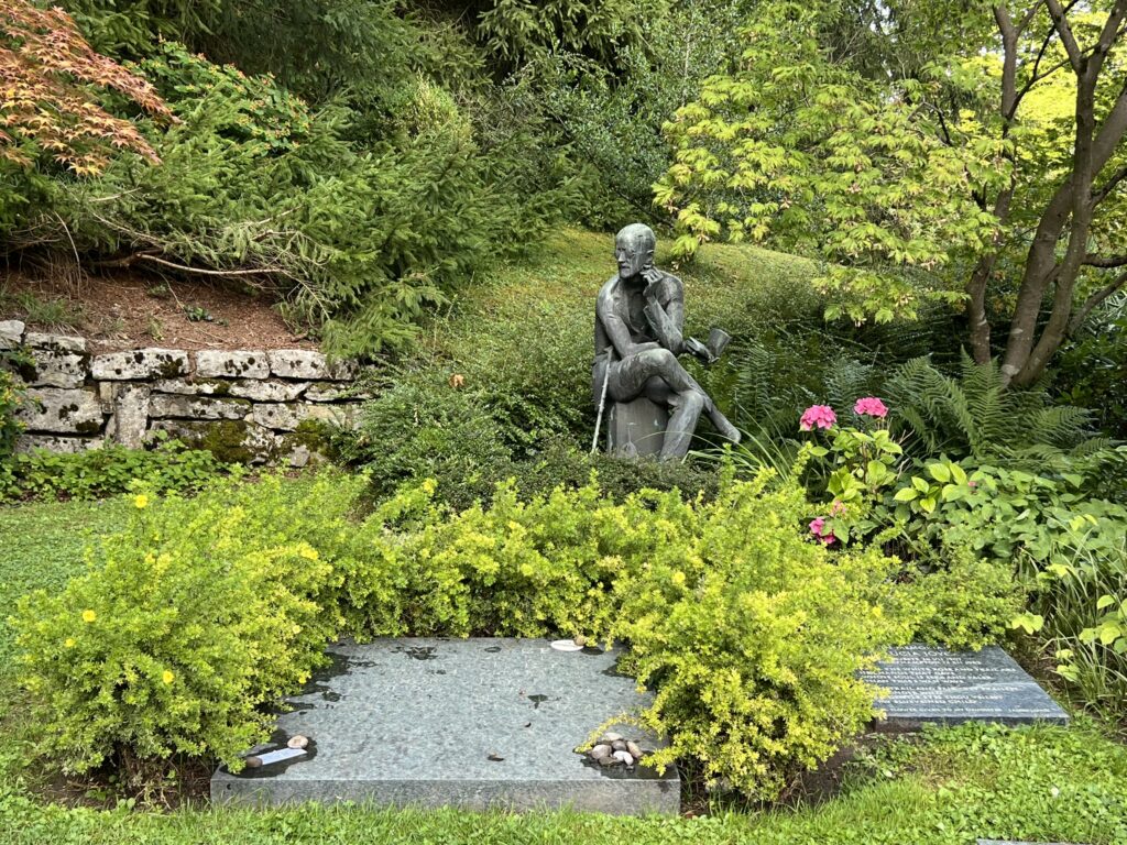 Patti Smith besucht während ihrer Europe-Tour 2025 in Zurich das Grab von James Joyce in Fluntern – Sprachvirtuose, Wanderer, Weltliterat.