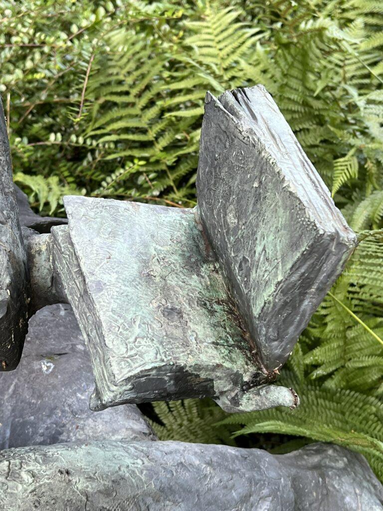 Patti Smith besucht während ihrer Europe-Tour 2025 in Zurich das Grab von James Joyce in Fluntern – Sprachvirtuose, Wanderer, Weltliterat.