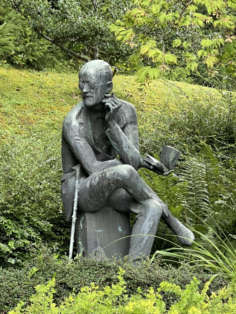 Patti Smith besucht während ihrer Europe-Tour 2025 in Zurich das Grab von James Joyce in Fluntern – Sprachvirtuose, Wanderer, Weltliterat.