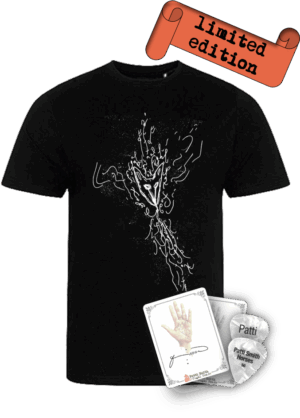 Zur Veröffentlichung von Patti Smith Bread of Angels, ein limitiertes Bundle: 1x T-shirt fugal fox; 1x Bookplate (Exlibris), handsigniert von Patti Smith. Die ersten 30 Bestellungen erhalten zusätzlich das Gitarren Pick zum 50-jährigen Jubiläum von Horses.