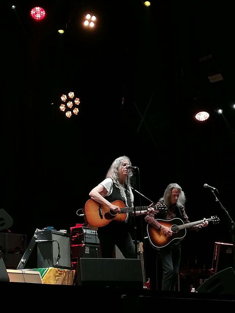 Im August 2019 trat Patti Smith und ihre Band in Charleville-Mézières im Rahmen des Cabaret Vert Festivals auf – ein besonderes Konzert, nicht weit von den Ufern des Flusses la Meuse und der Place Ducale, wo Rimbaud seine Kindheit verbrachte.