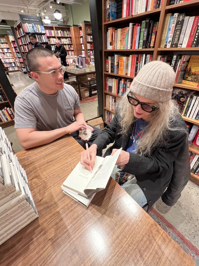 Patti signiert Exemplare ihrer Memoiren Bread of Angels bei McNally Jackson Independent Booksellers in New York City.