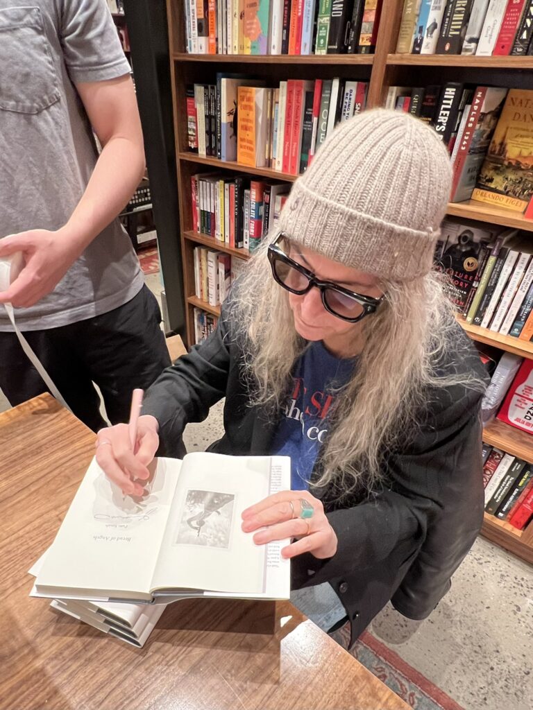 Patti signiert Exemplare ihrer Memoiren Bread of Angels bei McNally Jackson Independent Booksellers in New York City.