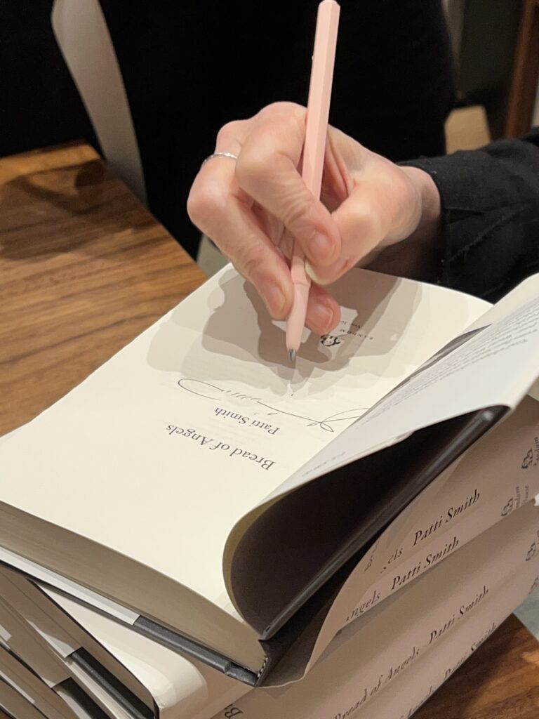 Patti signiert Exemplare ihrer Memoiren Bread of Angels bei McNally Jackson Independent Booksellers in New York City.