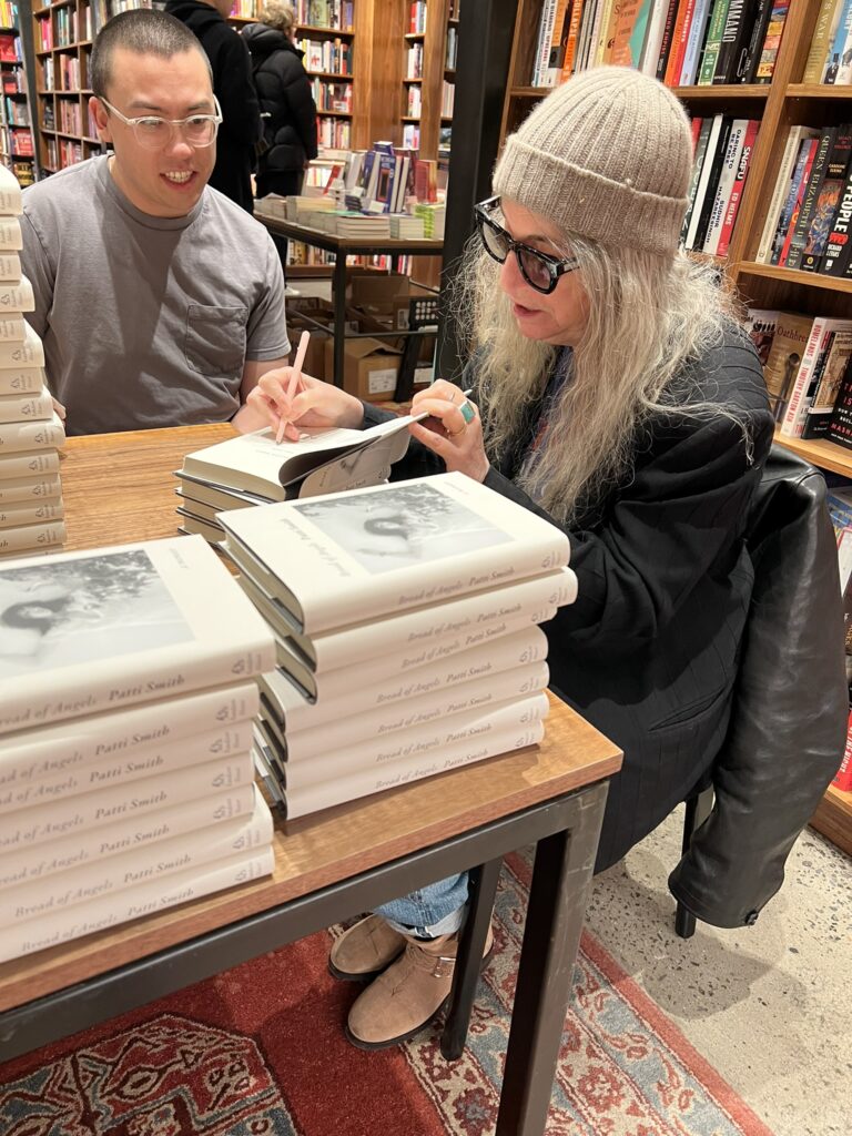 Patti signiert Exemplare ihrer Memoiren Bread of Angels bei McNally Jackson Independent Booksellers in New York City.