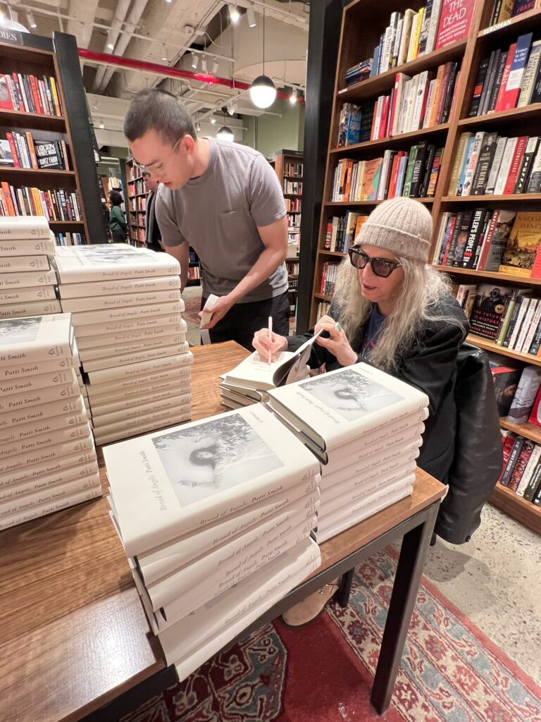 Patti signiert Exemplare ihrer Memoiren Bread of Angels bei McNally Jackson Independent Booksellers in New York City.