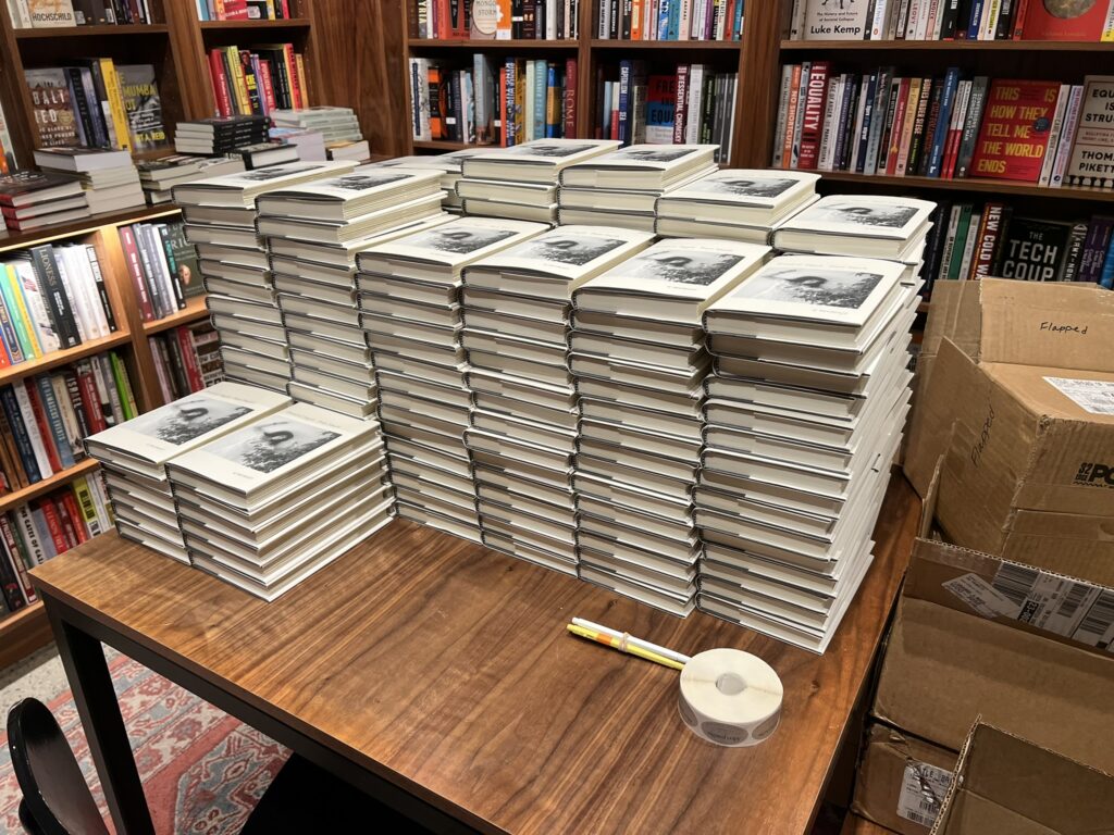 Patti signiert Exemplare ihrer Memoiren Bread of Angels bei McNally Jackson Independent Booksellers in New York City.