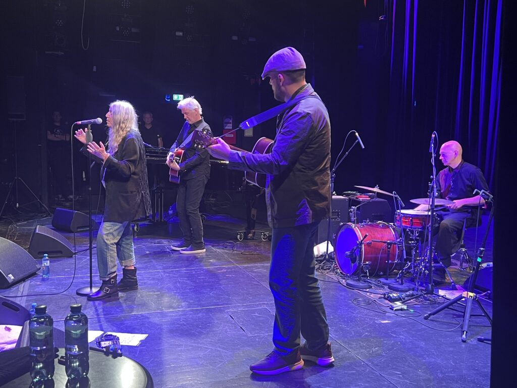 Das Bild zeigt das Patti Smith Quartet während des Auftritts im Theatre Akzent auf dem Vienna Festival am 19.05.2026.